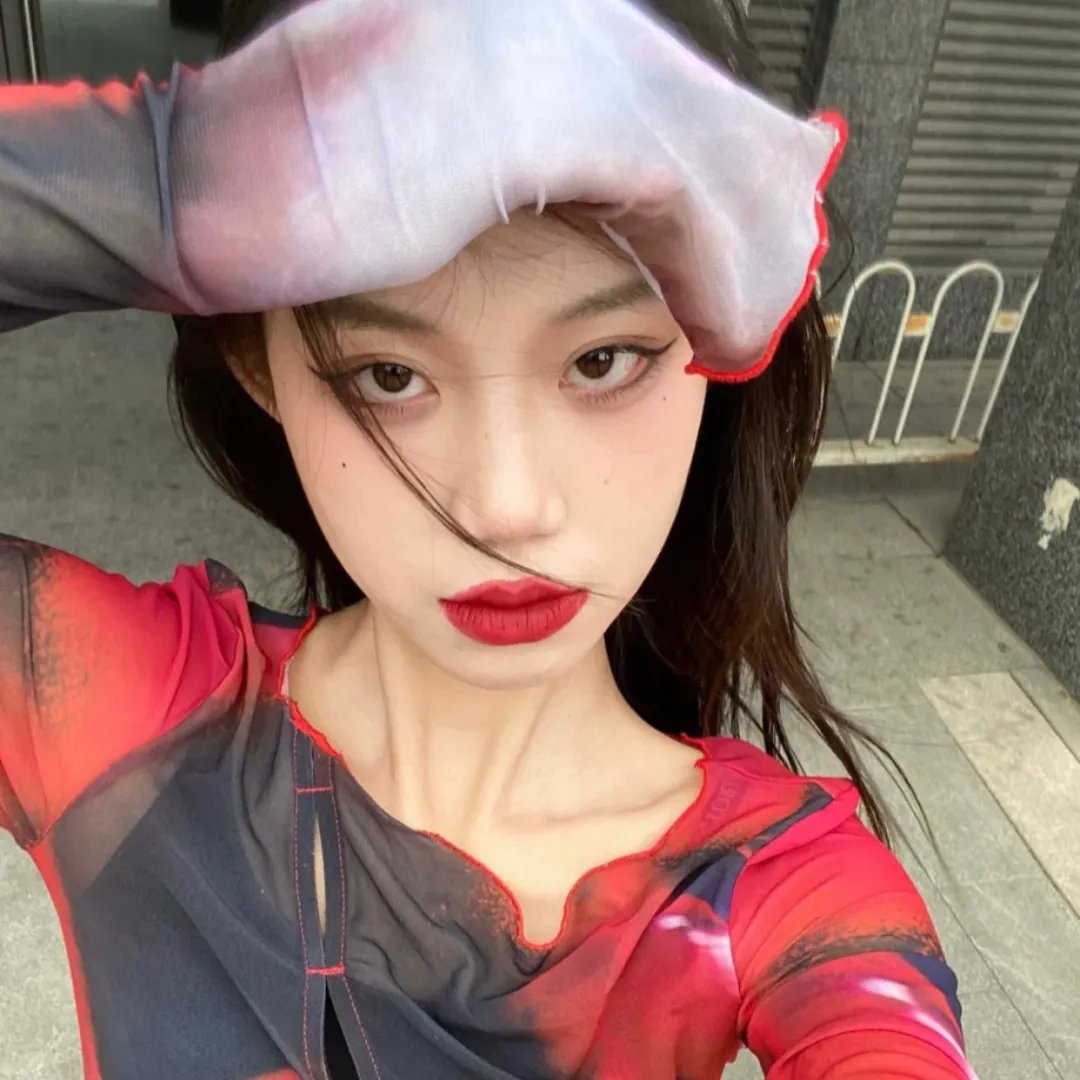 微光下的蓝色男孩